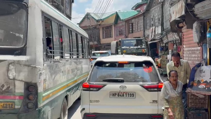 शिमला में जाम की वजह बनी कांग्रेस विधायक की गाड़ी, हूटर इस्तेमाल पर भी सवाल