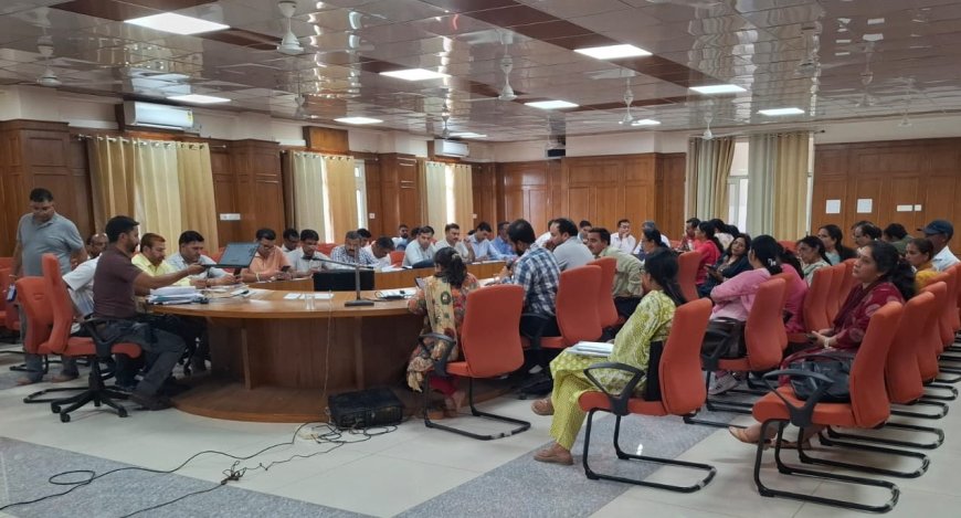 हमीरपुर में प्रगणकों और सुपरवाइजरों समझाई स्व-गणना एवं जनगणना की प्रक्रिया