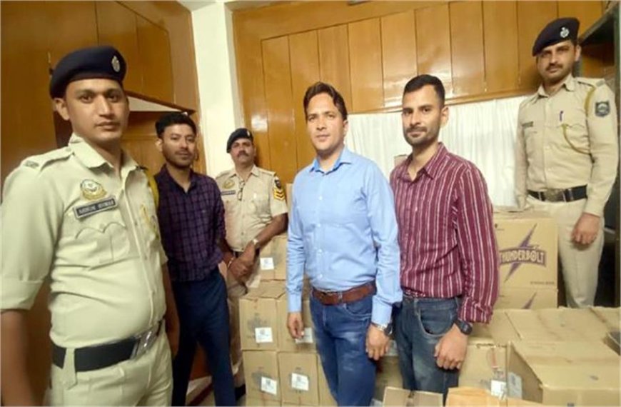 कुल्लू में आबकारी विभाग की बड़ी कार्रवाई, कार और शैड में छिपाई 45 पेटी अवैध शराब बरामद