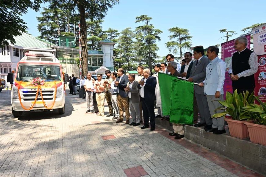 मुख्यमंत्री ने एंबुलेंस को झंडी दिखाकर किया रवाना