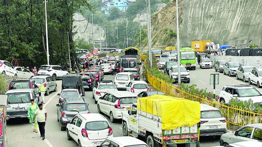 प्रदेश में सैलानियों की बाढ़, गाडिय़ों से सडक़ें जाम