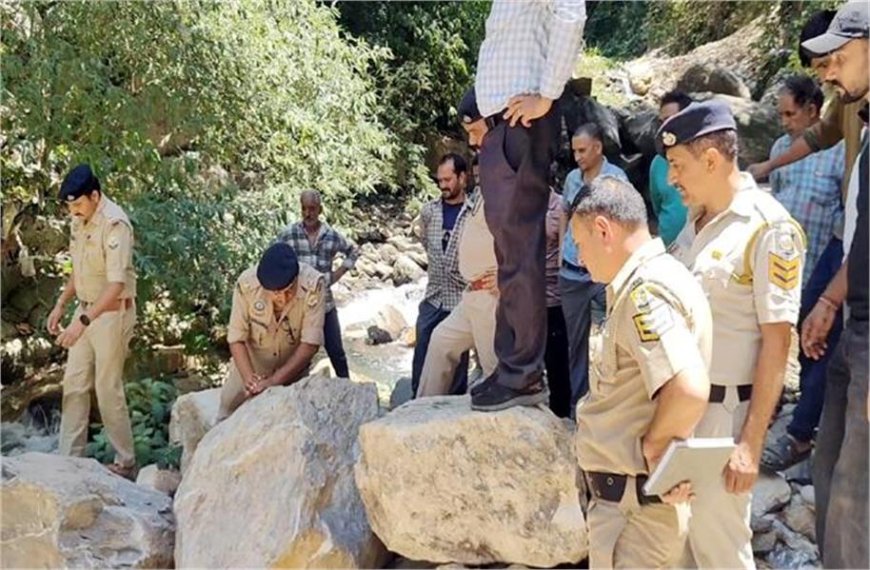 पुल के नीचे जवान बेटे का शव मिलने के बाद परिजनों ने चम्बा-तीसा मार्ग पर किया चक्का जाम