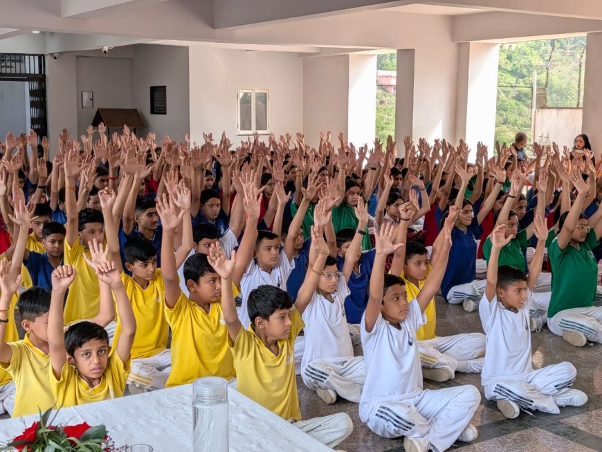 योग अपनाएं, स्वस्थ जीवन पाएं: करियर अकादमी में अंतर्राष्ट्रीय योग दिवस समारोह