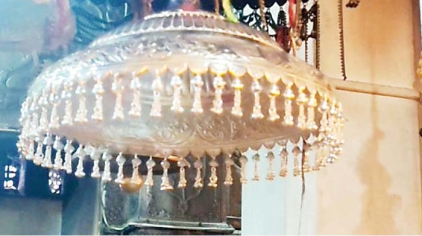 मां ज्वाला को एक किलो चांदी का छत्र अर्पित, मनोकामना पूर्ण होने पर चंडीगढ़ से आए भक्त ने किया दान