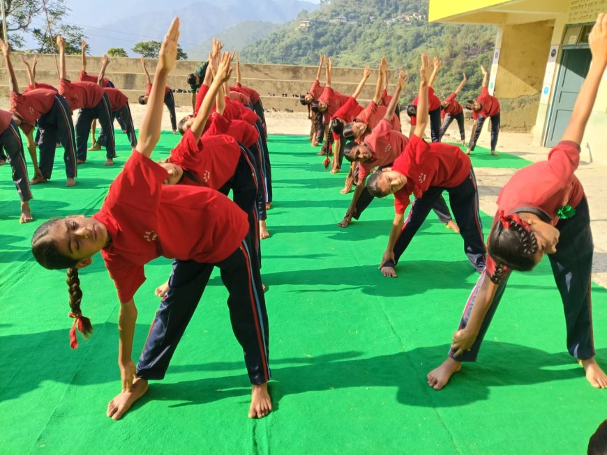 योग दिवस पर  पीरन स्कूल में  सैंड़को बच्चों ने किया योगाभ्यास