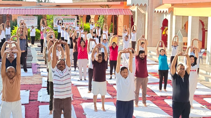नाहन के कालीस्थान मंदिर में अंतर्राष्ट्रीय योग दिवस का आयोजन