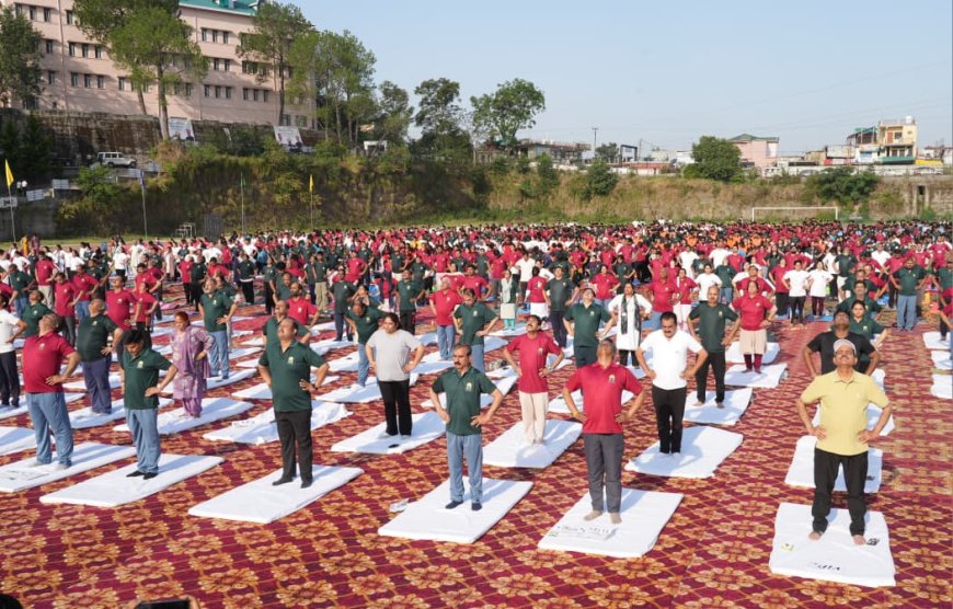 अणु में  सिंथेटिक ट्रैक ग्राउंड में आयोजित किया गया राज्य स्तरीय योग दिवस, मुख्यमंत्री ने लगभग दो हजार लोगों के साथ किया योगाभ्यास