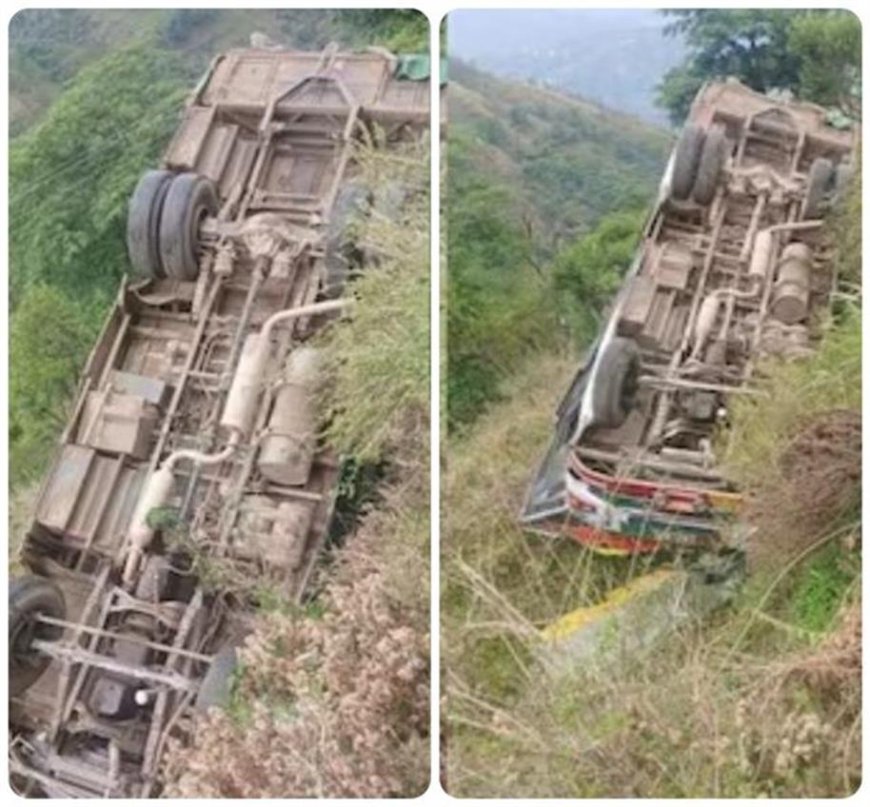 मंडी में HRTC बस सड़क से पलटकर किनारे के निचली तरफ फंसी, चालक समेत 3 घायल