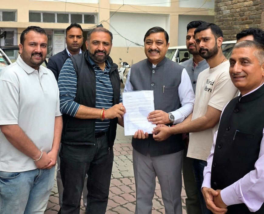 शिमला के प्रतिबंधित मार्गों पर रहने वाले स्थानीय निवासियों की समस्याओं को लेकर सांसद सुरेश कश्यप को सौंपा ज्ञापन