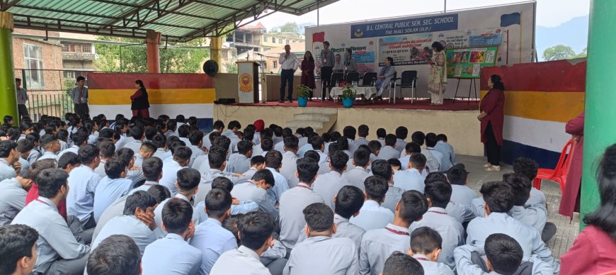 डॉ. पाठक ने युवाओं को नशे से दूर रहने और स्वस्थ एवं सकारात्मक जीवनशैली अपनाने का किया आग्रह