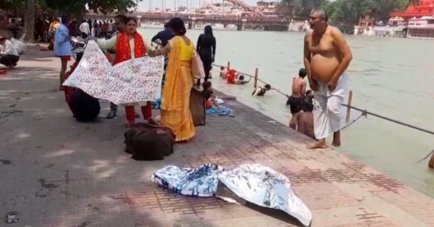 मां गंगा के घाटों पर बिक रही चटाई पन्नी को प्रतिबंधित किए जाने को लेकर चलाया गया अनोखा अभियान