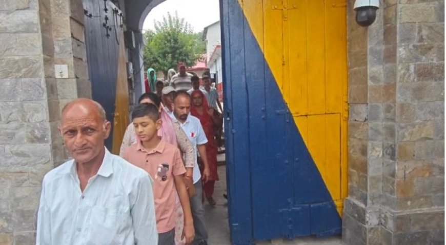 कांगड़ा के निजी स्कूल में छात्र की पिटाई का आरोप, थाने के बाहर फूटा परिजनों का गुस्सा