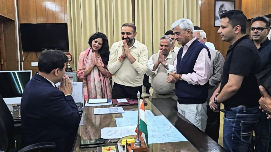 प्रतिबंधित सड़कों पर रहने वाले स्थायी निवासियों की समस्याओं को लेकर नागरिकों ने उपायुक्त शिमला से की मुलाकात