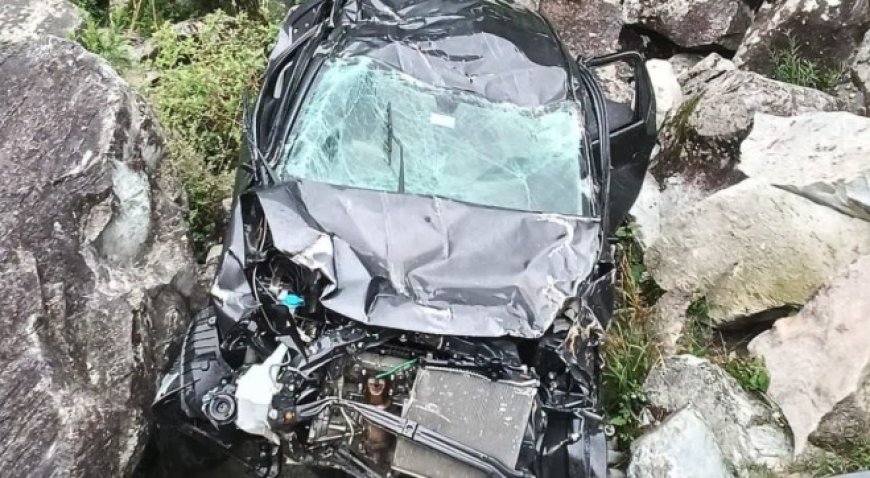 रामपुर के जोगणी में खाई में गिरी कार, चालक की मौत, चार गंभीर घायल