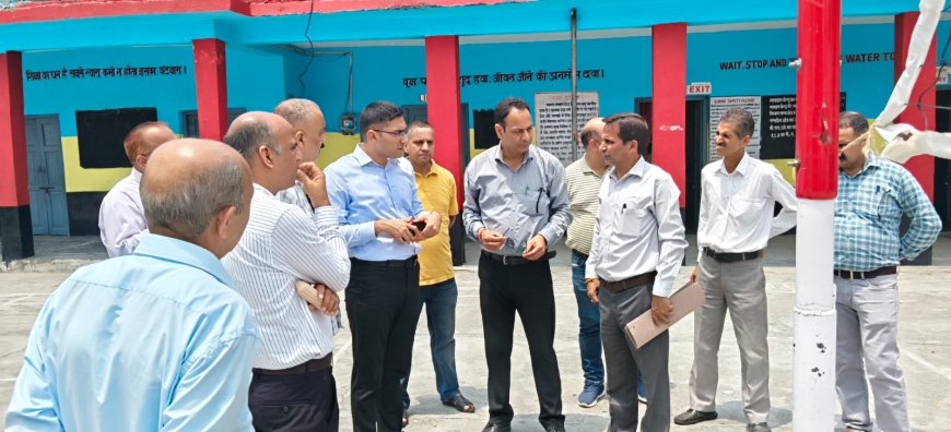 उपायुक्त ने पुखरी में विद्यालय, आंगनबाड़ी केंद्र एवं उप तहसील भवन के प्रस्तावित स्थल का किया निरीक्षण