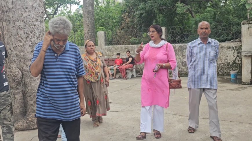 नाहन में कई समस्याओं से जूझ रही वार्ड नम्बर 3 की जनता, सड़कों पर बह रहा सीवरेज का गन्दा पानी
