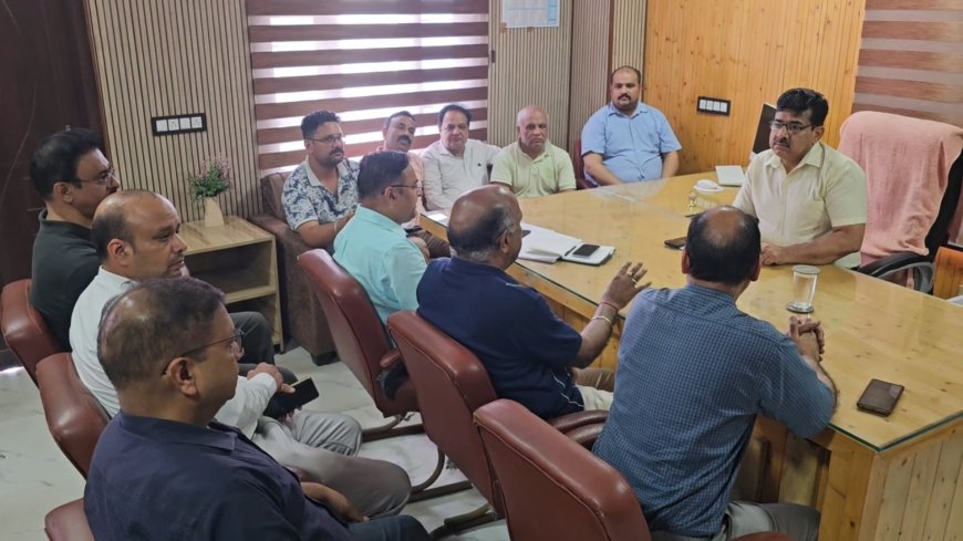 नाहन में अघोषित कट और लो वोल्टेज समस्या बन रही है परेशानी, बिजली समस्या को लेकर बोर्ड अधिकारियों से की मुलाकात
