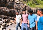 फनेवटी में भूस्खलन से डंगा गिरने से  मकान पर मंडराया खतरा, जिप सदस्य खुश विक्रम सेन ने लिया मौके का जायजा