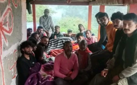 बन्नी माता के दर्शन कर लौट रहे 25 श्रद्धालु फंसे, दिनका घार में मलबा आने से भरमौर-चंबा सड़क बंद