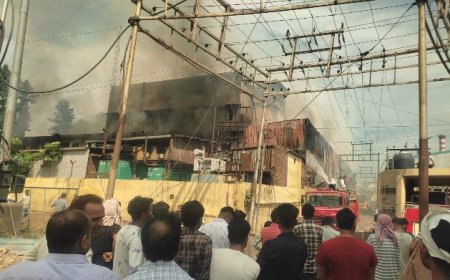 कालाअम्ब के गत्ता उद्योग में भीषण आग, करोड़ों के नुकसान की आशंका