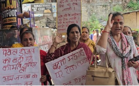 अखिल भारतीय जनवादी महिला समिति के बैनर तले  महंगाई और बेरोजगारी के खिलाफ नाहन में महिलाओं का प्रदर्शन