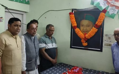 कांग्रेस भवन में  पूर्व सीएम वीरभद्र सिंह की पुण्यतिथि पर कांग्रेस कार्यकर्ताओं ने श्रद्धा सुमन किए अर्पित