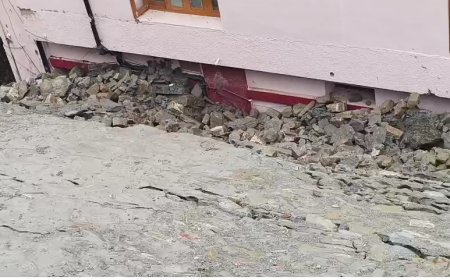 नाहन में डंगा ढहने मकानों पर गिरा मलबा, प्रशासन ने लोगों को किया रेस्क्यू, मौके पर पहुंचे डीसी विधायक और एसडीएम