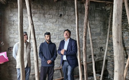 मुख्यमंत्री सुखाश्रय योजना से रोहित के सपनों को मिला आशियाना, उपायुक्त अनुपम कश्यप ने निर्माणाधीन घर का किया निरीक्षण