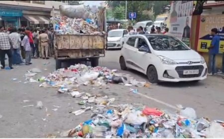 सब्जी विक्रेता और सफाई कर्मी के बीच मारपीट मामले ने पकड़ा तूल, सफाई कर्मचारियों ने चौकी के बाहर सड़क पर फेंका कूड़ा