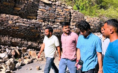 फनेवटी में भूस्खलन से डंगा गिरने से  मकान पर मंडराया खतरा, जिप सदस्य खुश विक्रम सेन ने लिया मौके का जायजा
