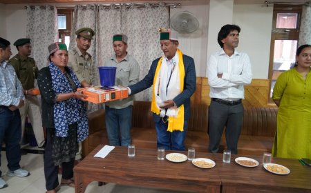 राजस्व मंत्री ने निगुलसरी विश्राम गृह सभागार में 45 बीपीएल परिवारों को इंडक्शन हीटर वितरित किए