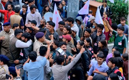 SFI की क्रमिक भूख हड़ताल के बीजेपी के लोगों के द्वारा एसएफआई के लोगों पर हमला
