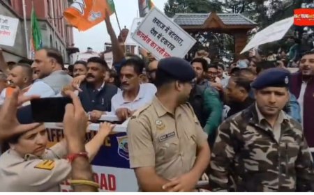 शिमला में कांग्रेस-भाजपा आमने-सामने, 1 घंटे तक चली नारेबाजी