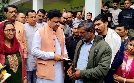 ग्राउंड जीरो पर MLA सुधीर शर्मा, बोह पहुंच बेघर परिवारों को दी 25-25 हजार की फौरी राहत