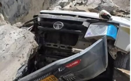 लाहौल में चलती गाड़ी पर गिरी चट्टान, 13 लोगों की दबकर मौत