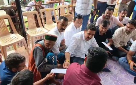 बोह के आपदा प्रभावितों से मिले मंत्री विक्रमादित्य सिंह, वीरभद्र सिंह फाउंडेशन से दी आर्थिक राहत