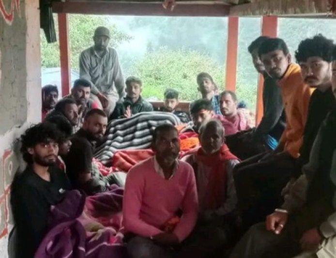 बन्नी माता के दर्शन कर लौट रहे 25 श्रद्धालु फंसे, दिनका घार में मलबा आने से भरमौर-चंबा सड़क बंद