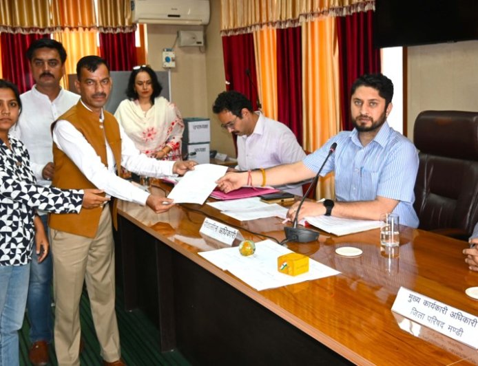 मंडी जिला परिषद अध्यक्ष एवं उपाध्यक्ष का निर्वाचन संपन्न, उपायुक्त ने दिलाई शपथ