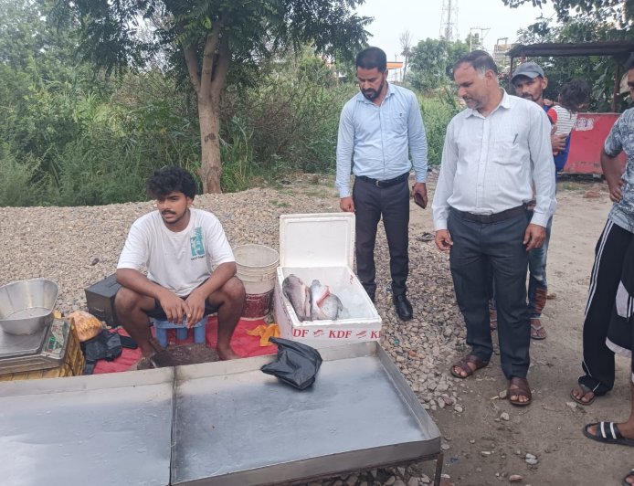 प्रतिबंधित सीजन में अवैध मछली बिक्री पर मत्स्य विभाग की सख्त कार्रवाई, पांच मामलों में 8 हजार रुपये जुर्माना वसूला