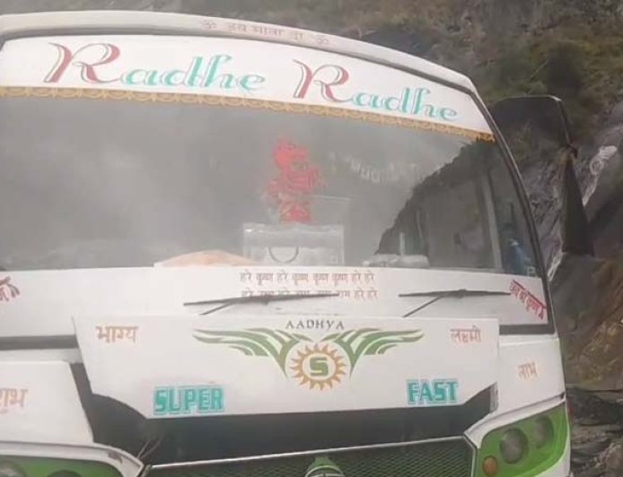 चंबा-भरमौर NH पर बस पर पत्थर गिरने से एक यात्री की मौत, चार गंभीर घायल