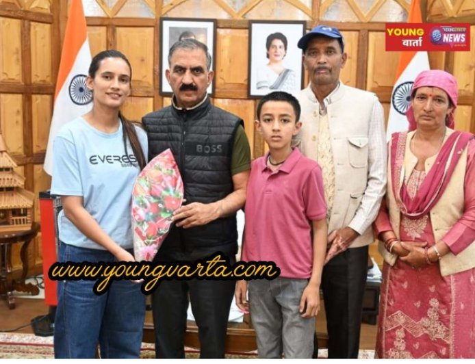 मुख्यमंत्री ने एवरेस्ट विजेता रुचि ठाकुर को किया सम्मानित, उपलब्धि पर एक लाख रुपये के पुरस्कार की घोषणा की