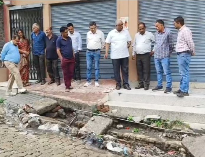 शिकायत के बाद NH का निरीक्षण करने मौके पर पहुंचे अधिकारी, NH प्रबंधन और एमसी के अधिकारियों ने लिया सड़क का जायजा