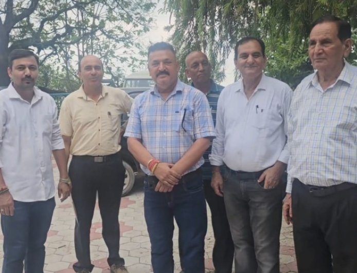 नाहन में कई स्थानों पर पेयजल समस्या से जूझ रहे लोग, पार्षद की अगुवाई में विभागीय अधिकारियों से की मुलाकात