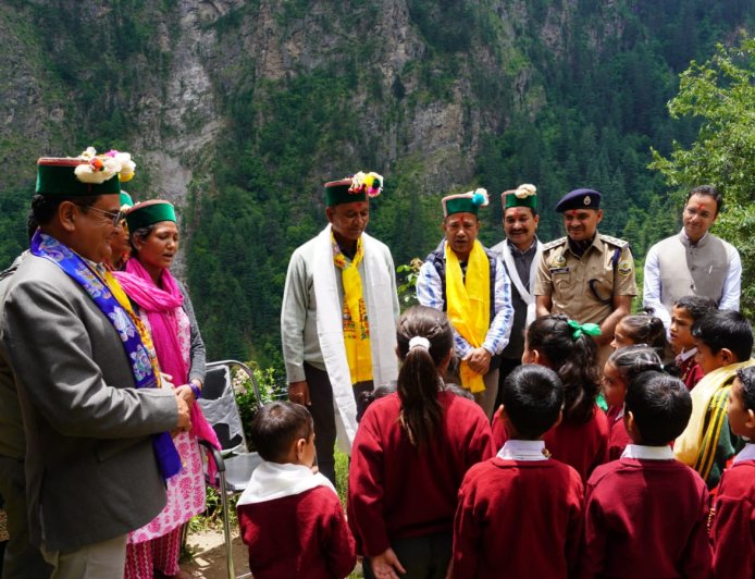 राजस्व मंत्री ने सांगला घाटी की ग्राम पंचायत शौंग का किया दौरा