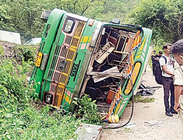 सुंदरनगर में पलटी निजी बस,16 यात्री घायल, भवाणा पुल के पास पेश आया हादसा, तीन सवारियों की हालत गंभीर