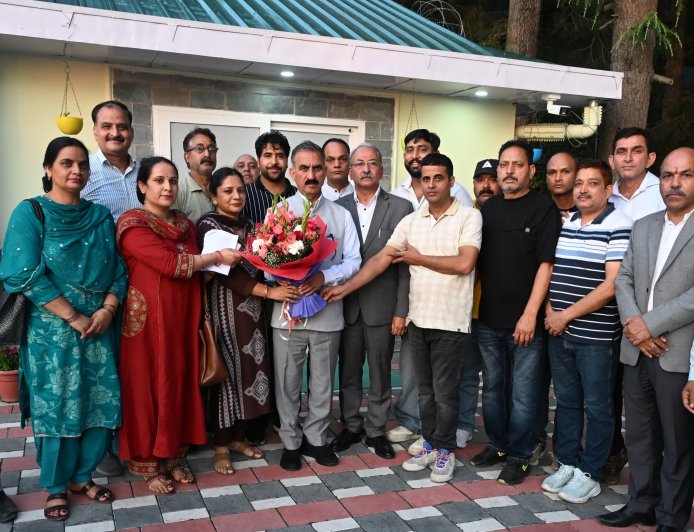 मुख्यमंत्री ने हमीरपुर के खोखाधारकों को दिया उचित पुनर्वास का भरोसा