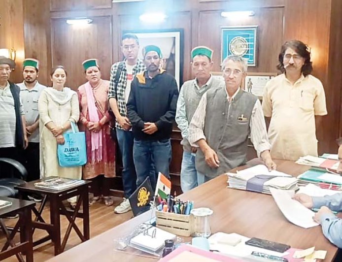 देवी-देवताओं के आदेश दरकिनार, किन्नर कैलाश बेखौफ जा रहे लोग, 16 गांवों के कारदारों ने उपायुक्त को सौंपा ज्ञापन