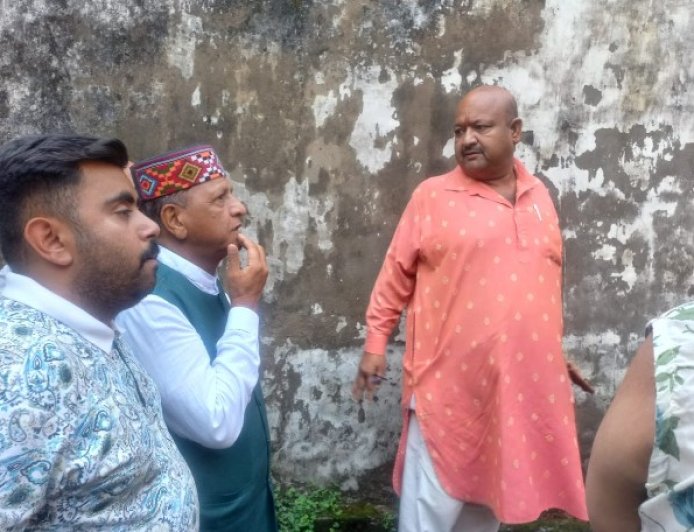 भारी वर्षा से प्रभावित परिवारों से मिले भाजपा प्रदेश अध्यक्ष डॉ. राजीव बिंदल, हरसंभव सहयोग का दिलाया भरोसा