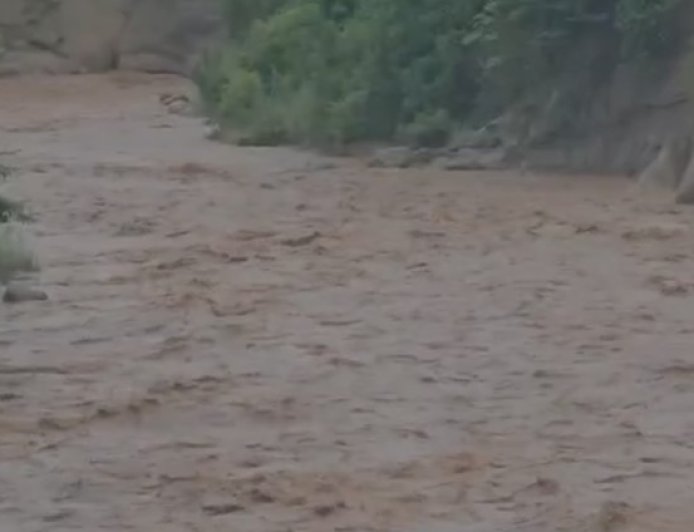 सिरमौर जिला में बारिश से करीब 8 करोड रुपए का नुकसान, जिला में बंद हुई 73 सड़कों मे से 43 सड़कों की बहाली