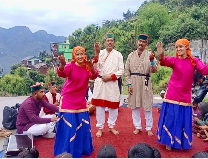गीत व नाटक से बताई सरकार की योजनाएं, नशे के विरुद्ध भी किया जागरूक